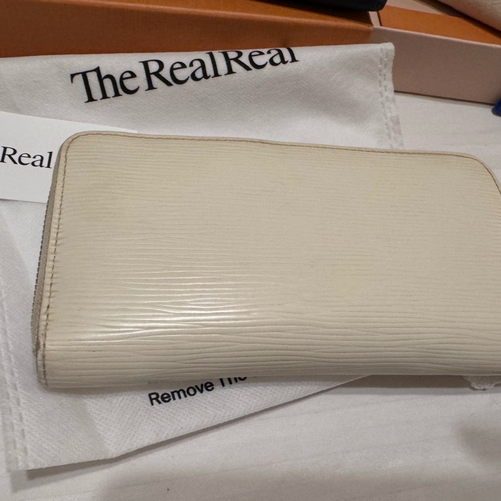 Sale!!! 💯% authentic LV zippy wallet epi